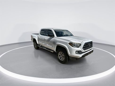 Used 2017 Toyota Tacoma SR5 image 2