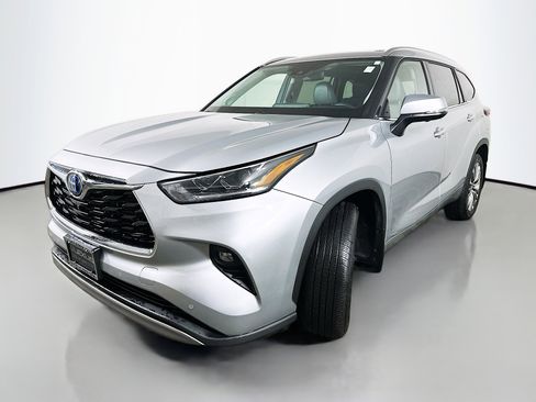 Used 2024 Toyota Highlander Platinum image 3