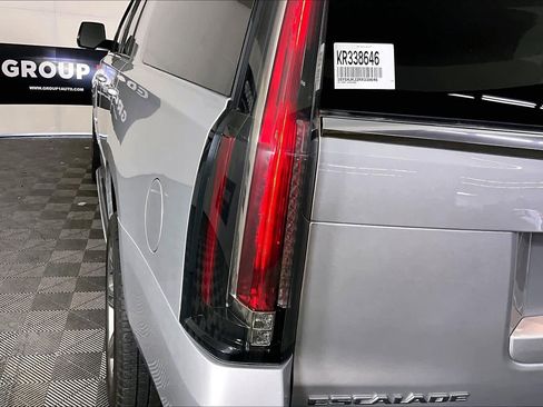 Used 2019 Cadillac Escalade ESV Premium Luxury image 27