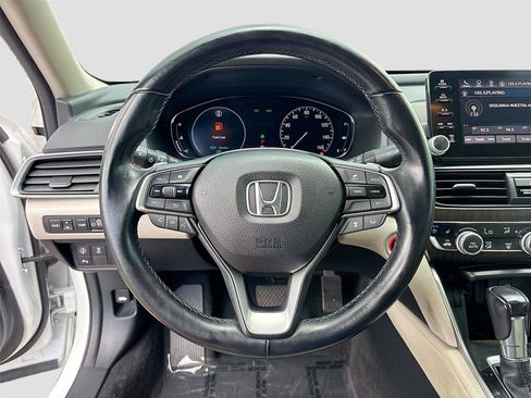 Used 2018 Honda Accord Touring image 11