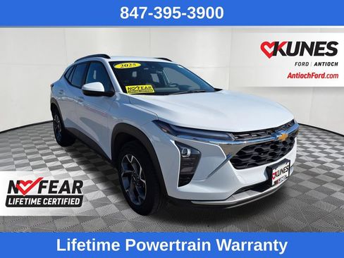 Used 2025 Chevrolet Trax LT FWD image 1