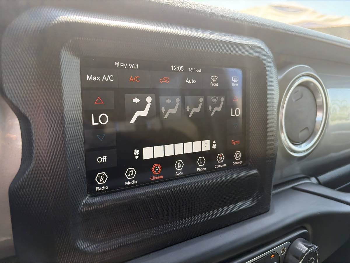 Used 2019 Jeep Wrangler Unlimited Sahara AWD/4WD image 39