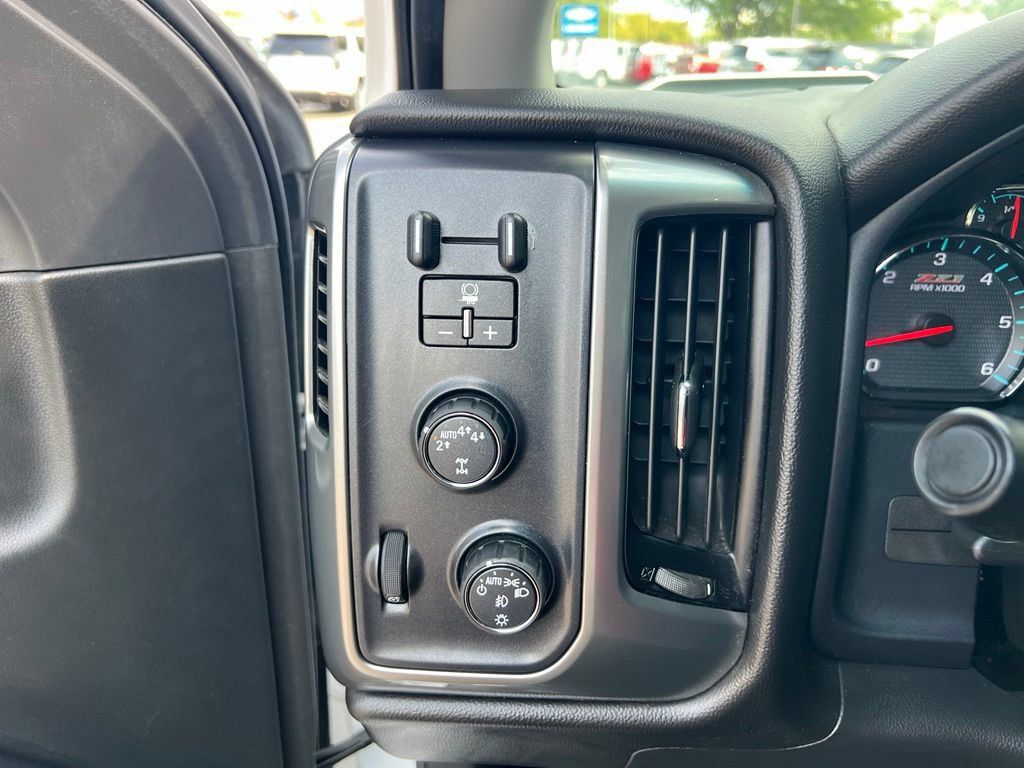 Used 2018 Chevrolet Silverado 1500 LT w/ All Star Edition AWD/4WD image 38