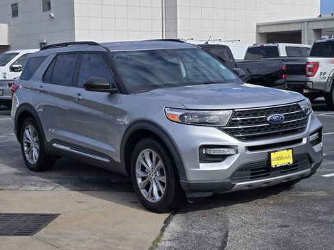 Used 2023 Ford Explorer XLT w/ Equipment Group 202A RWD image 3