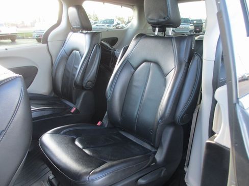 Used 2021 Chrysler Pacifica Touring-L image 17