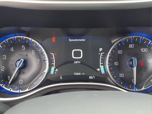 Used 2023 Chrysler Pacifica Touring-L FWD image 12