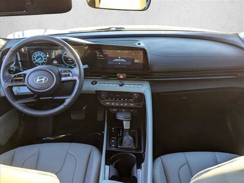 Certified 2025 Hyundai Elantra Limited image 17
