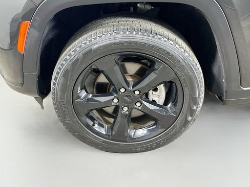 Used 2023 Jeep Grand Cherokee L Limited w/ Black Appearance Package AWD/4WD image 8