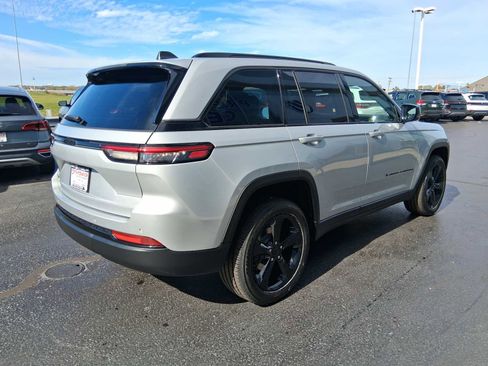 Used 2023 Jeep Grand Cherokee Altitude image 6