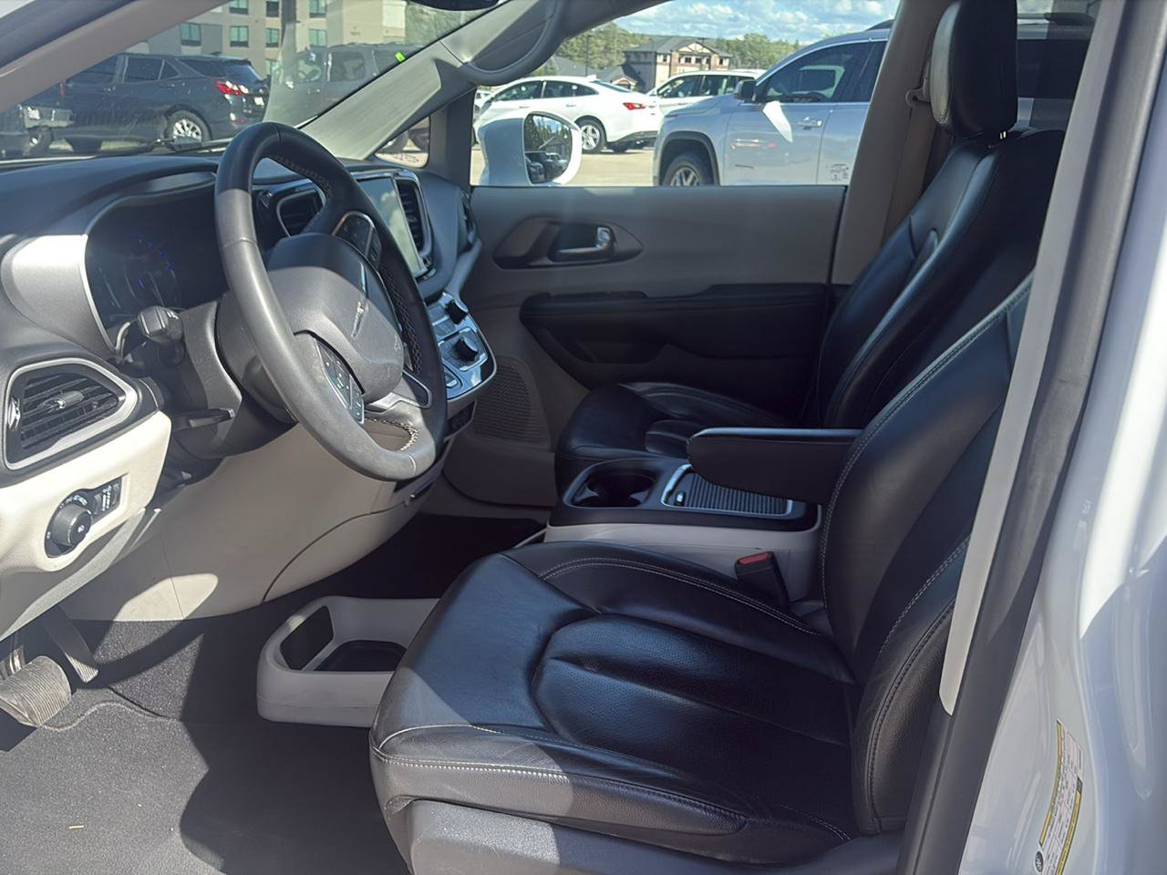 Used 2022 Chrysler Pacifica Touring-L FWD image 9