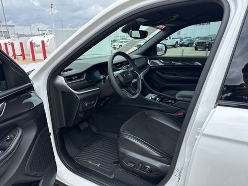 Used 2023 Jeep Grand Cherokee Altitude AWD/4WD image 14