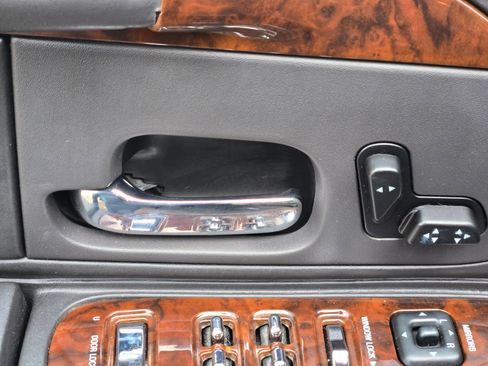 Used 2000 Lincoln Town Car Executive RWD image 24