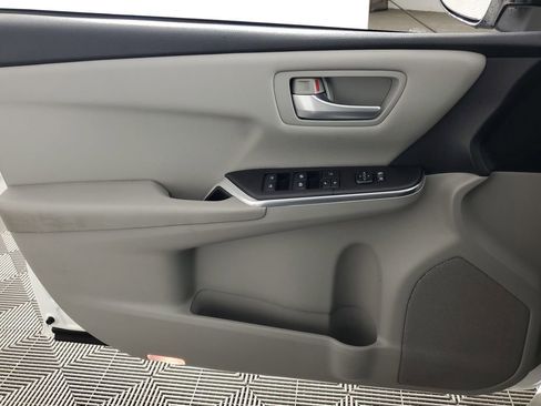 Used 2017 Toyota Camry SE image 25