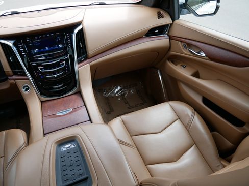 Used 2017 Cadillac Escalade Platinum AWD/4WD image 11