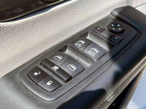 Certified 2023 Chrysler Pacifica Touring-L FWD image 19