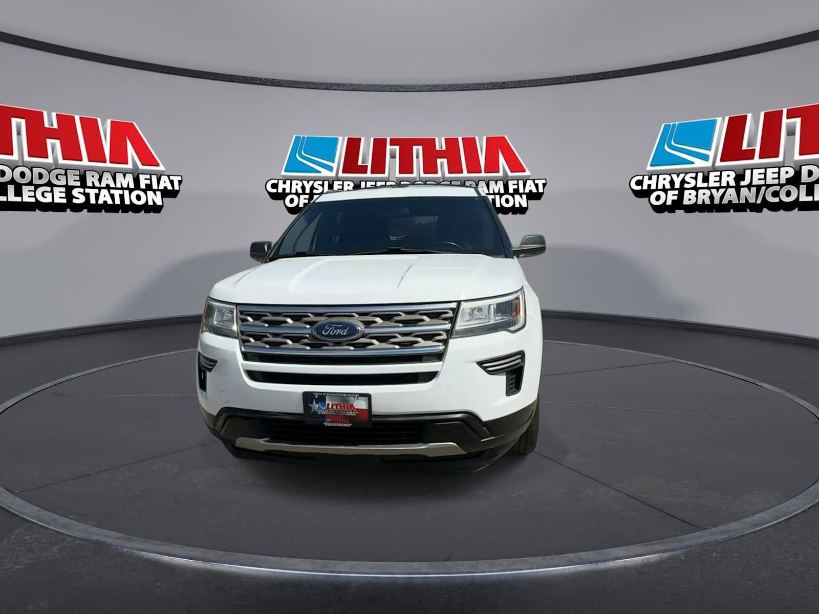 Used 2018 Ford Explorer XLT AWD/4WD image 3