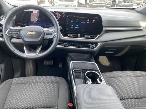 Used 2025 Chevrolet Equinox LT FWD image 4