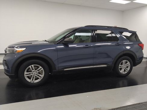 Used 2021 Ford Explorer XLT w/ Class III Trailer Tow Package AWD/4WD image 2
