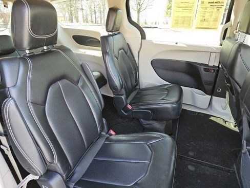 Used 2023 Chrysler Pacifica Touring-L image 16