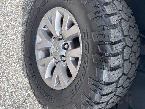 Used 2017 Toyota Tacoma SR5 w/ Tow Package AWD/4WD image 8