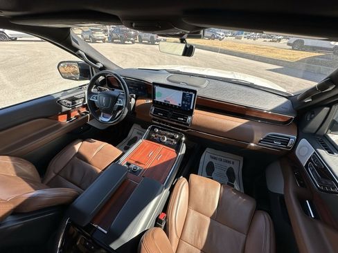 Used 2024 Lincoln Navigator Reserve image 9