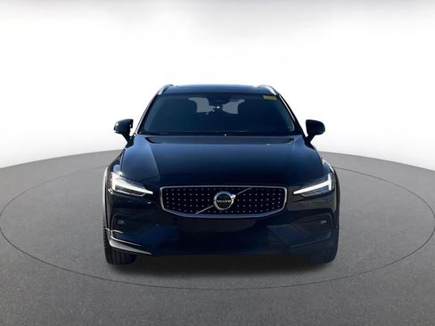 Used 2025 Volvo V60 B5 Cross Country Plus image 4