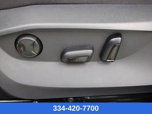 Certified 2025 Volkswagen Taos SE w/ Panoramic Sunroof Package image 16