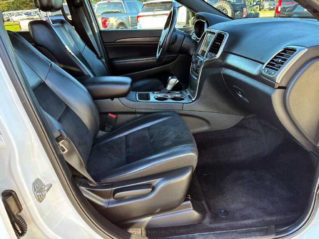 Used 2018 Jeep Grand Cherokee Altitude AWD/4WD image 16