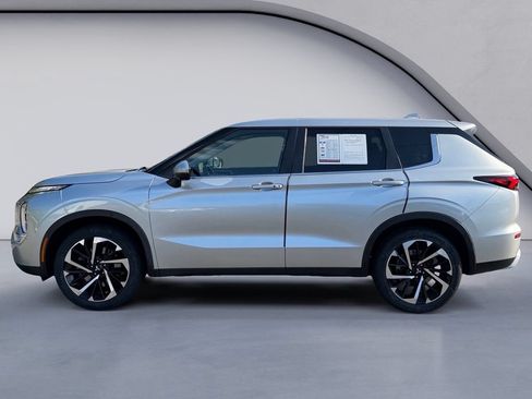 Used 2022 Mitsubishi Outlander SE FWD image 2
