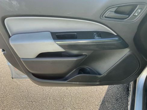 Used 2019 Chevrolet Colorado W/T RWD image 27