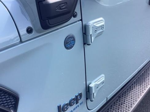 Certified 2024 Jeep Wrangler Unlimited AWD/4WD image 12