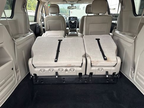 Used 2013 Chrysler Town & Country Touring image 34