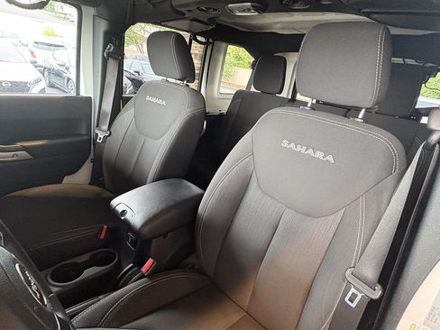 Used 2018 Jeep Wrangler Unlimited Sahara w/ Connectivity Group AWD/4WD image 24