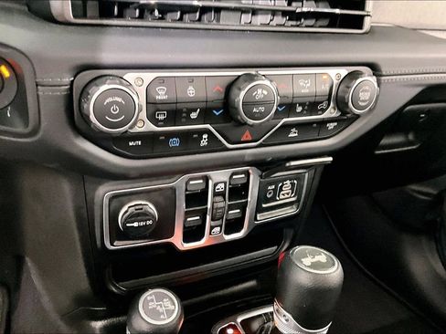 Used 2025 Jeep Wrangler Unlimited Sahara AWD/4WD image 14