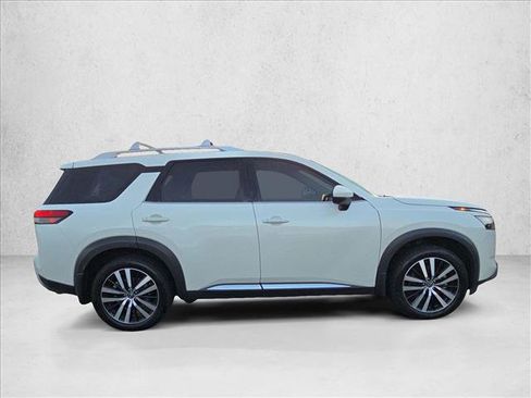 Used 2023 Nissan Pathfinder Platinum FWD image 4