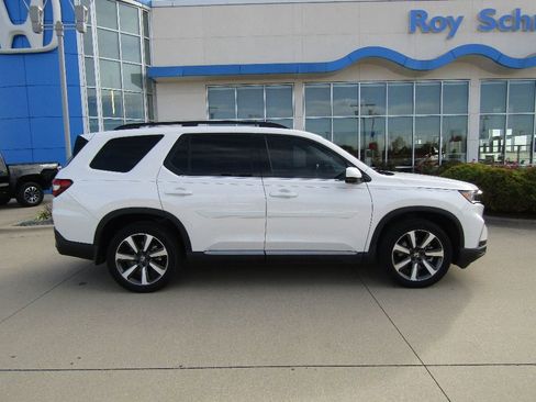 Used 2023 Honda Pilot Touring image 4