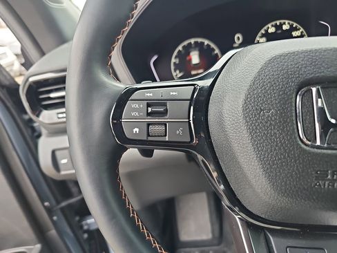 Used 2025 Honda Pilot TrailSport image 17