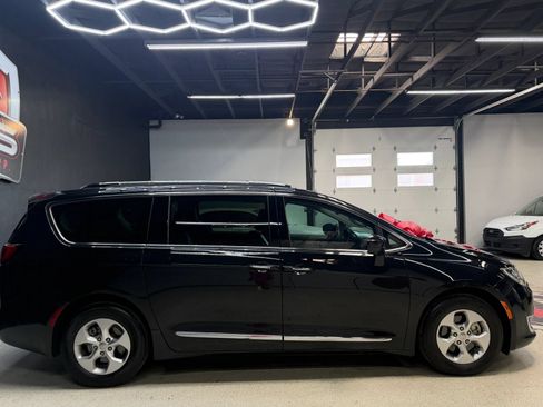 Used 2017 Chrysler Pacifica Touring-L Plus w/ Advanced Safetytec Group FWD image 10