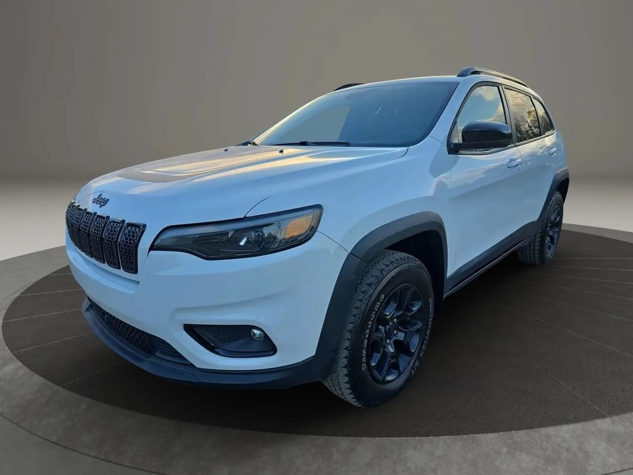 Used 2022 Jeep Cherokee Latitude AWD/4WD image 1