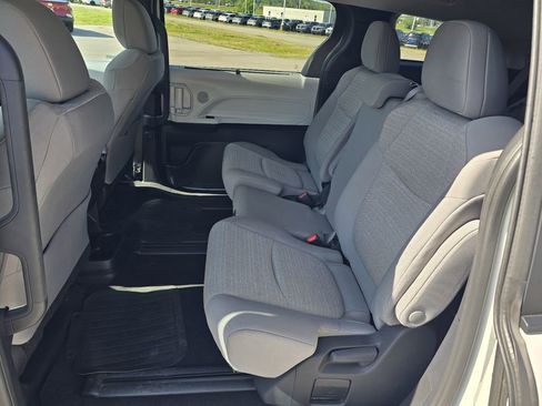 Used 2025 Toyota Sienna LE FWD image 11