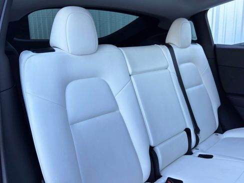 Used 2022 Tesla Model Y Long Range image 40