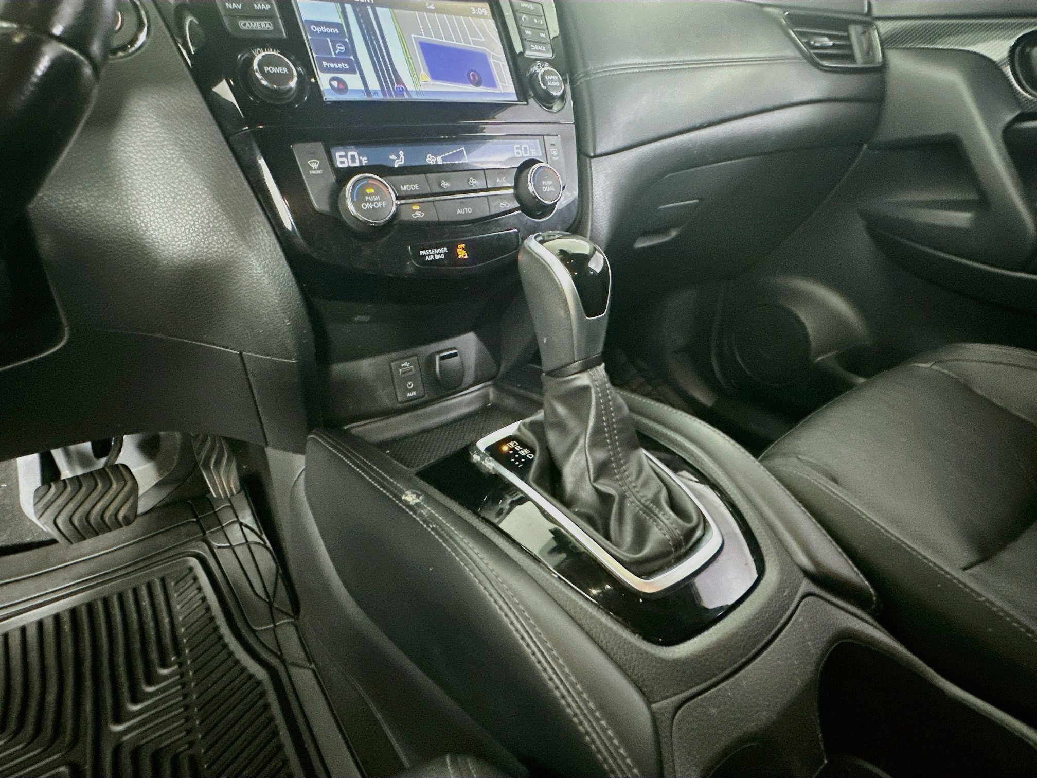 Used 2017 Nissan Rogue SL FWD image 25