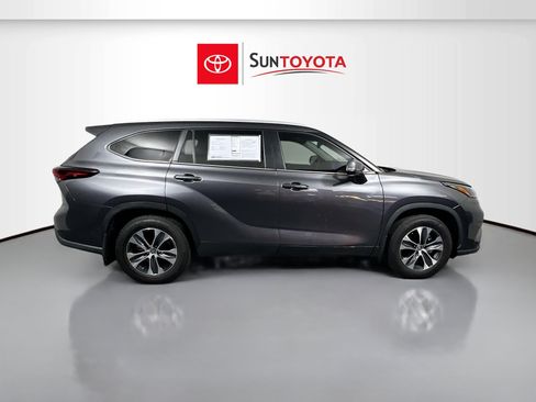 Used 2024 Toyota Highlander XLE FWD image 2
