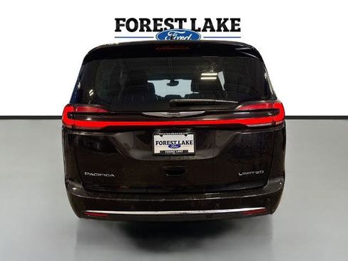 Used 2023 Chrysler Pacifica Limited image 3