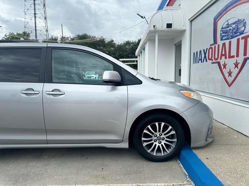 Used 2018 Toyota Sienna XLE FWD image 28