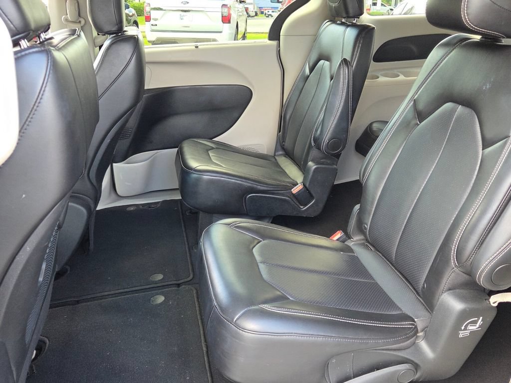 Used 2024 Chrysler Pacifica Touring-L FWD image 5