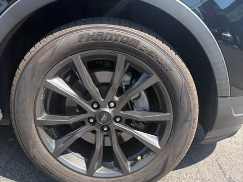 Used 2018 Ford Explorer XLT w/ Equipment Group 202A FWD image 4