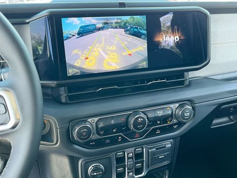 Used 2025 Jeep Wrangler Unlimited Sahara image 13