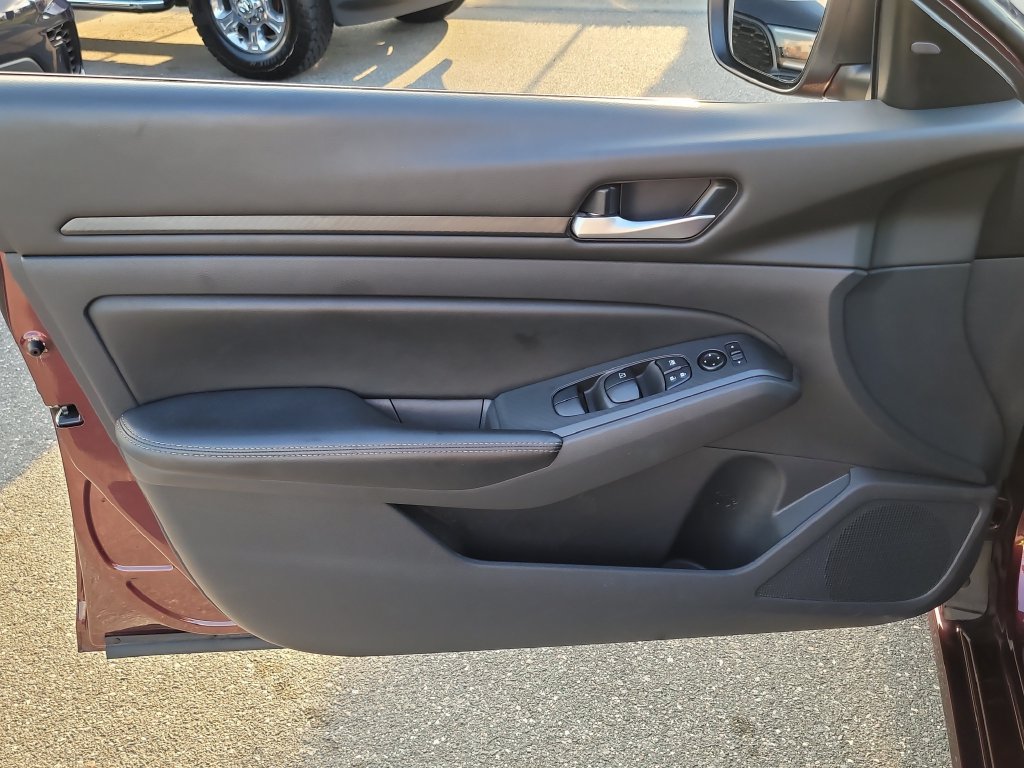 Used 2025 Nissan Altima 2.5 SV FWD image 16