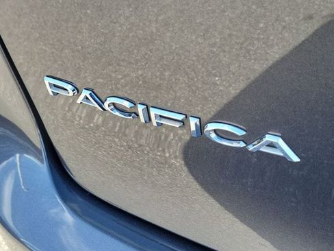 Used 2021 Chrysler Pacifica Touring FWD image 6